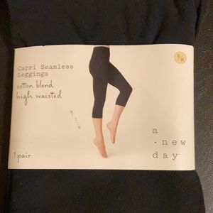 NIP A NEW DAY LEGGINGS S/M BLACK THESE LEGGINGS ARE COMFY AND GO WITH ANYTHING